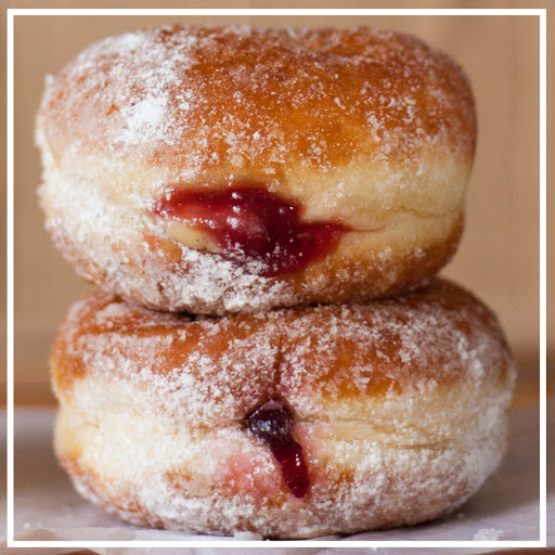 Dwa pączki z marmoladą na tłusty czwartek